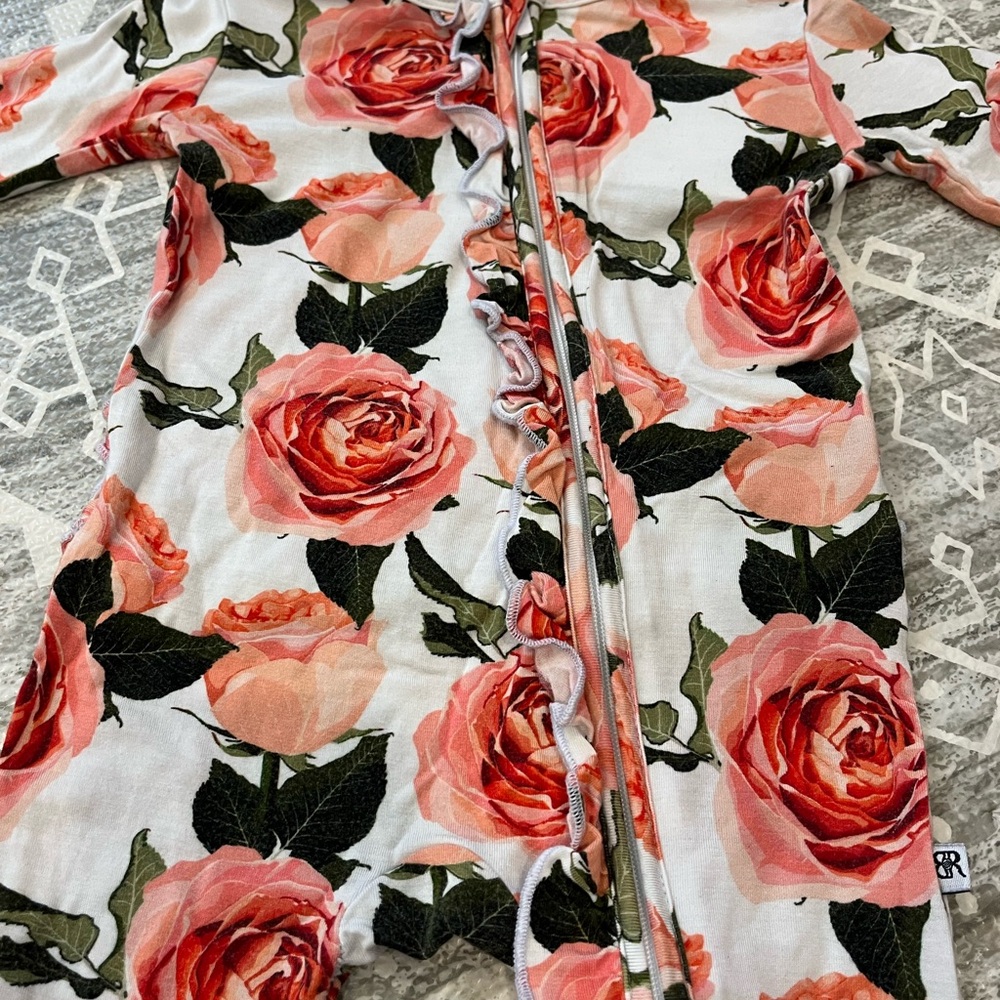 Bums and Roses Ruffle footie - Picture 3 of 4